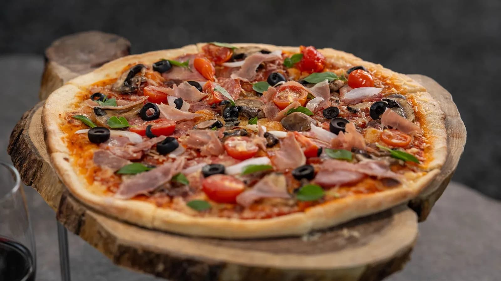 Prosciutto e Funghi pizza