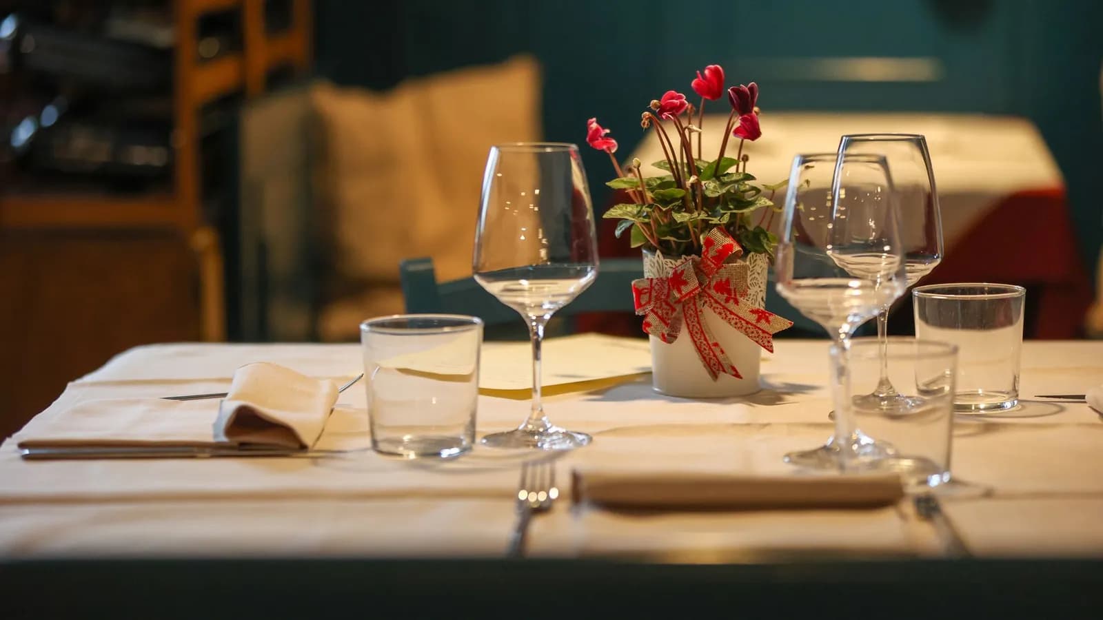 Varmt og koselig interiør i restauranten