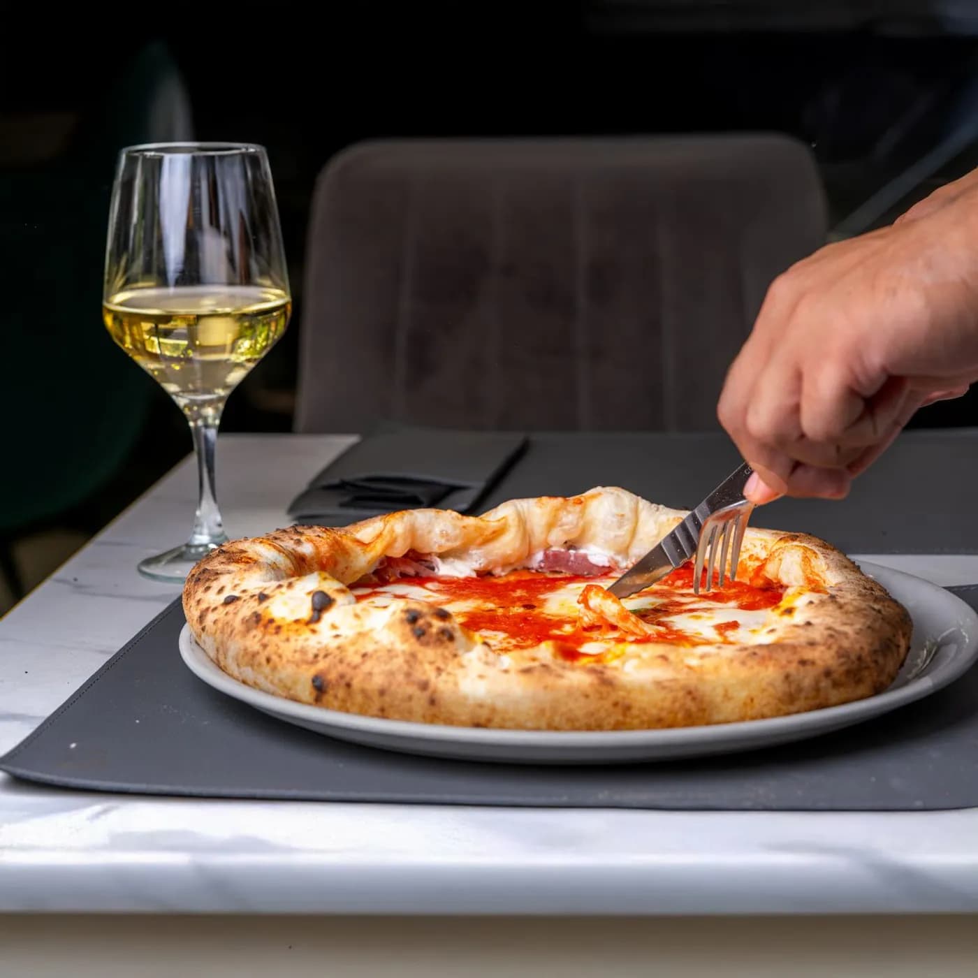 Nærbilde av nybakt napolitansk pizza