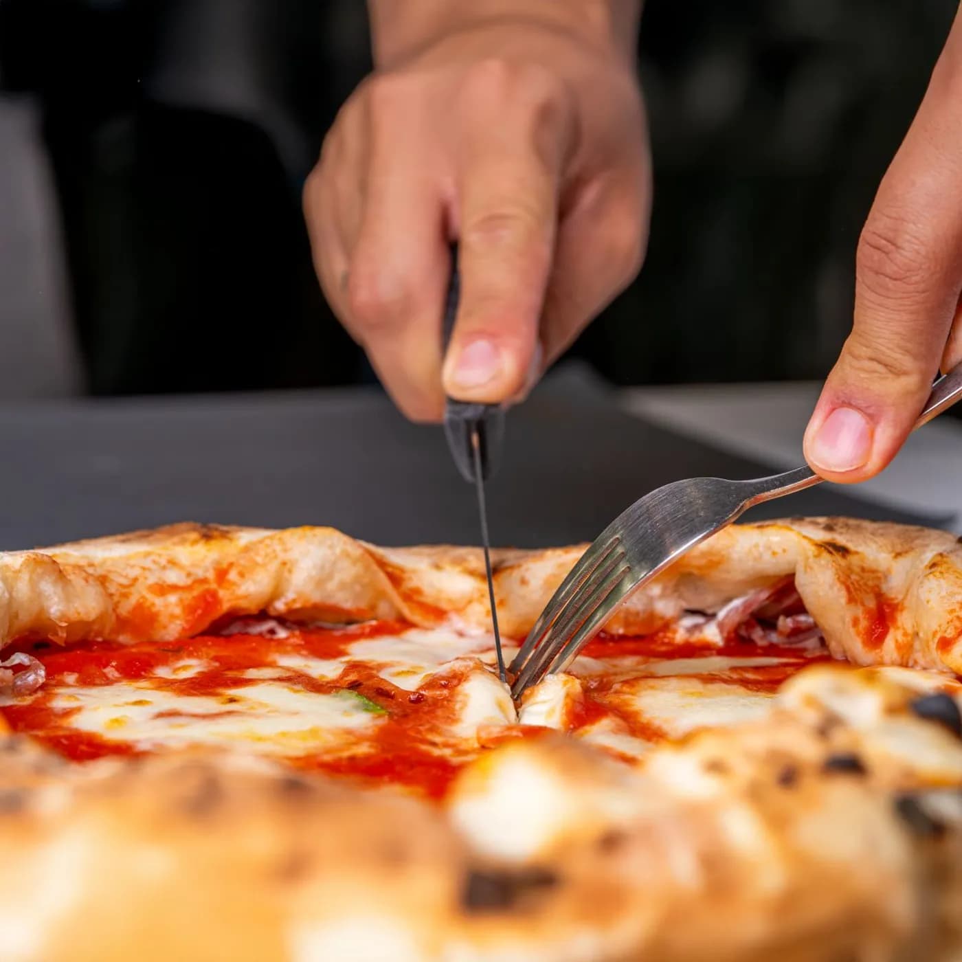 Hender som kjevler pizzadeig